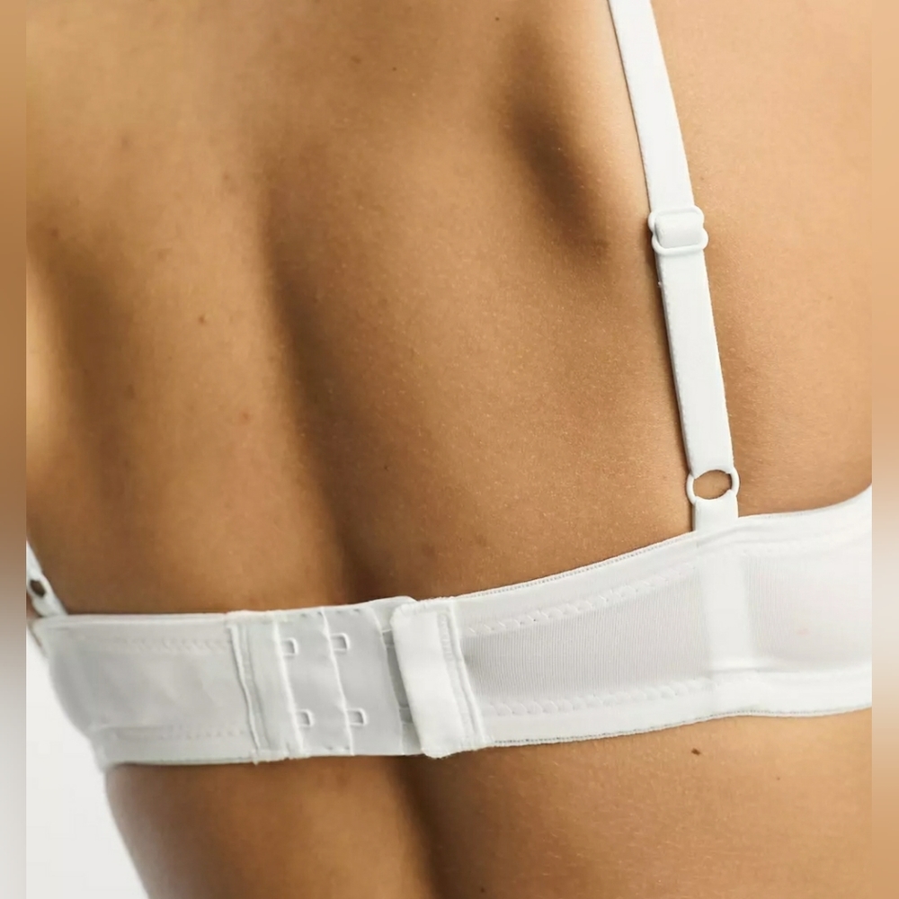 ASOS DESIGN Microfibre Moulded T-Shirt Bra in White, Size UK 32C - Picture 2 of 4